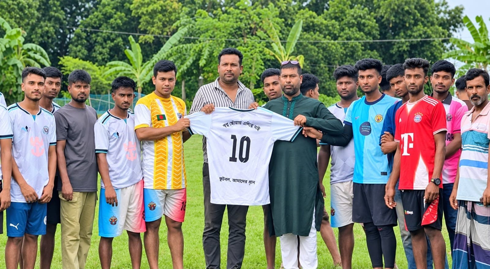 মাদকের বিরুদ্ধে খেলাধুলার বার্তা, নতুনচর ফুটবল একাদশকে জার্সি উপহার
