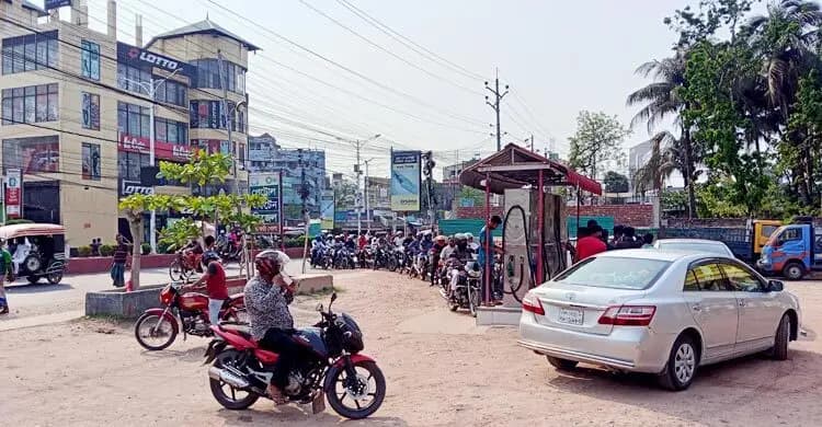 খুলনার তেল পাম্পে ক্রেতাদের দীর্ঘ লাইন