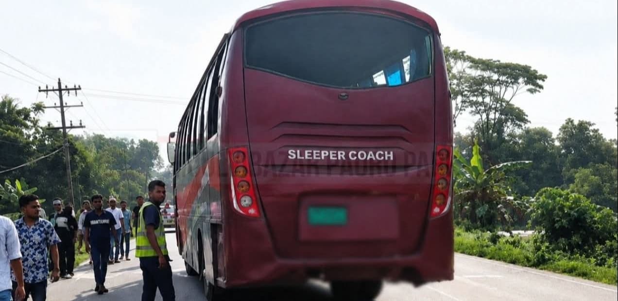 সিলেটে দাঁড়িয়ে থাকা বাসে পেছন থেকে দ্রুতগতির বাসের সজোরে ধাক্কায়, চালক-হেলপার নিহত।
